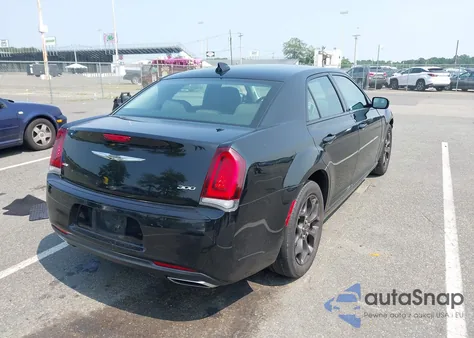 2019 Chrysler 300 Touring Awd z USA, uszkodzony, nr VIN 2C3CCARG5KH700982
